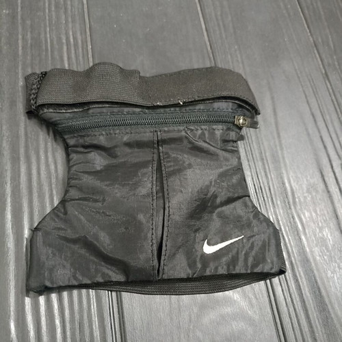 Nike black running armband with zipper pocket, 13x13 cm