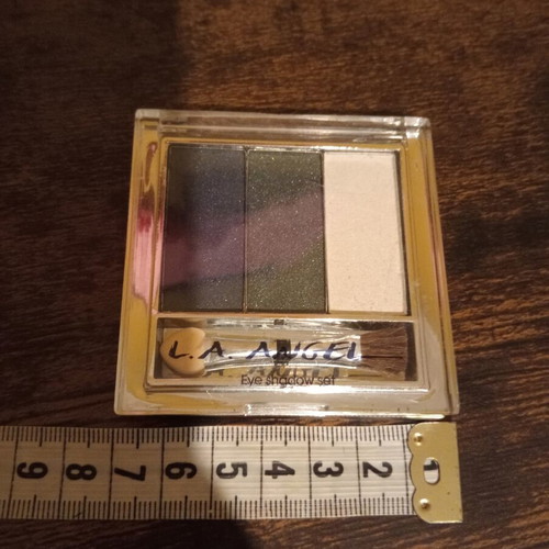 L.A. Angel Eye Shadow Set with 3 Shimmery Shades and Applicator
