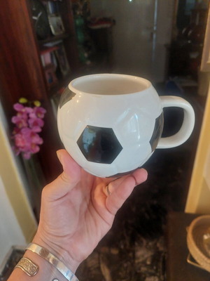 Mug shaped like a ball like new