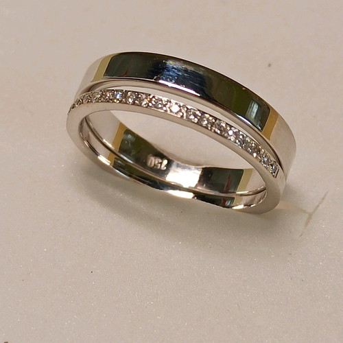 White gold 18K ring with brilliant cut diamonds used