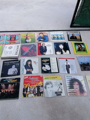 Βινύλια καινούργια λαϊκά διαφόρων ειδών και κασέτες