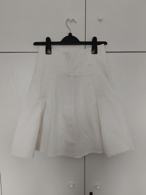 Pleated white cotton skirt like new