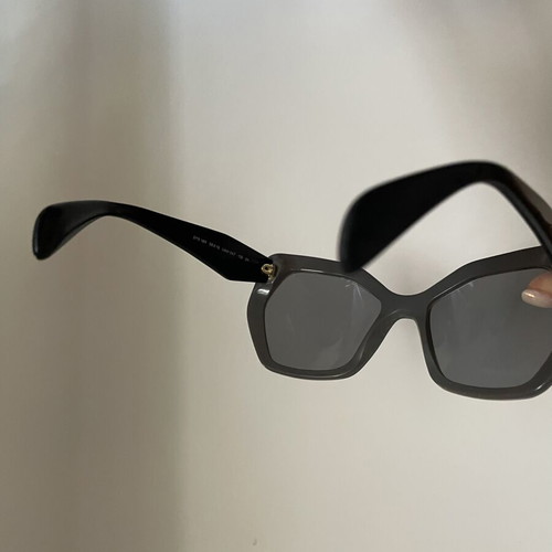 Prada sunglasses like new, gray lenses