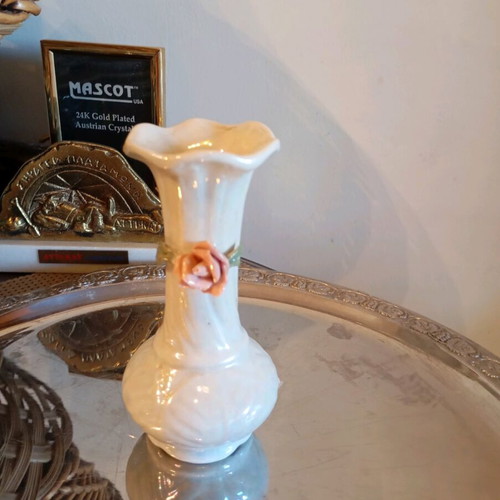 Small porcelain vase like new, vintage
