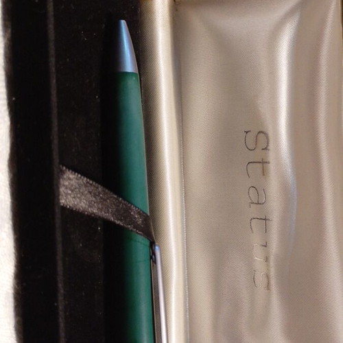 Vintage pen Status in case like new, green metal