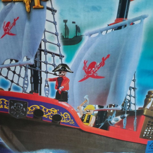 Playset Pirate Ship like new with 3 figures and cannon