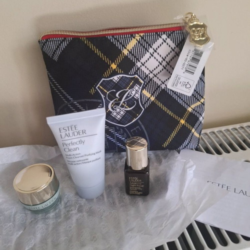 Estèe Lauder makeup bag with 3 new travel-size products