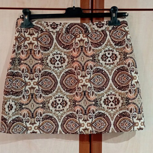 Pull & Bear medium skirt like new with pattern and gold details