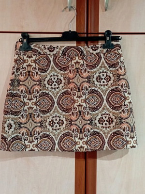 Pull & Bear medium skirt like new with pattern and gold details