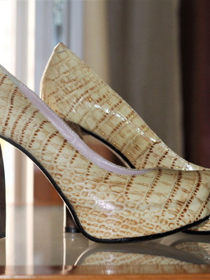 Γόβες μπεζ με ξύλινο τακούνι σαν καινούργιες, μέγεθος 39