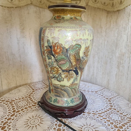 Table lamp Chinese porcelain like new, large decorative base and lampshade