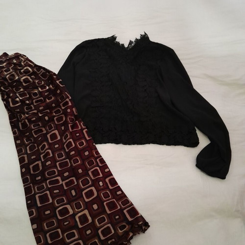 Blouse like new, size S, gift skirt included