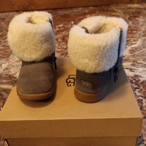 Ugg boot like new, size 28.5, very warm