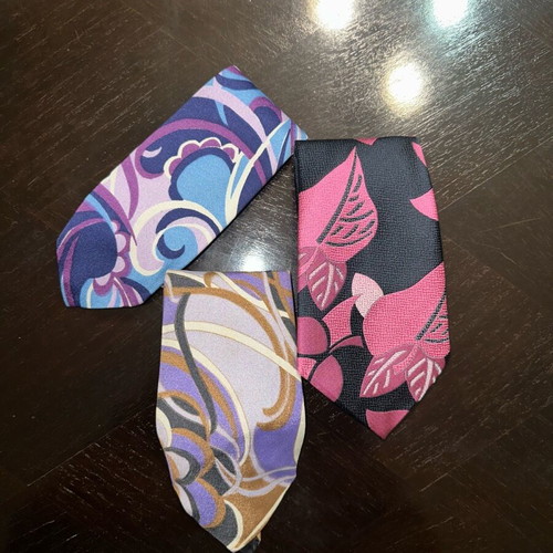 Set of 3 ties like new with modern patterns in purple, blue and pink
