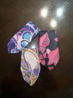 Set of 3 ties like new with modern patterns in purple, blue and pink