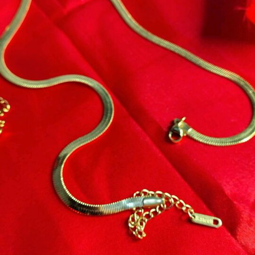 Jewelry set in gold tone like new