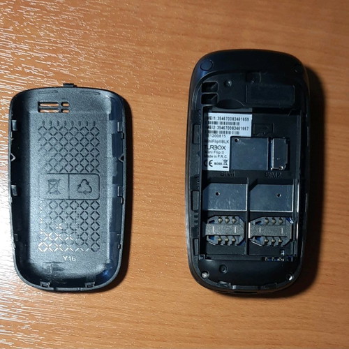 TurboX MiniFlip II small mobile phone with defect