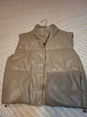 Γιλέκο δερματίνη καινούργιο, μέγεθος XL, μπεζ με κουμπιά και φερμουάρ