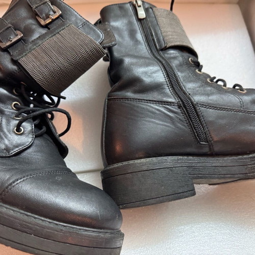 Esthissis black leather ankle boots used No 39