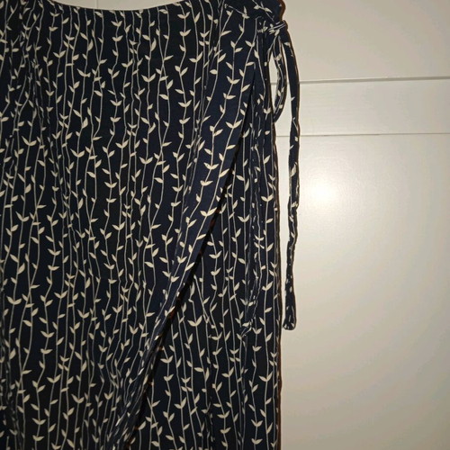 Sempre wrap skirt like new, dark blue with ecru leaf pattern, S/M