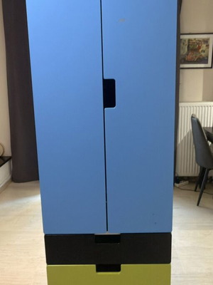 Ντουλάπα IKEA STUVA σαν καινούργια, λευκός σκελετός με μπλε πόρτες και πολύχρωμα συρτάρια