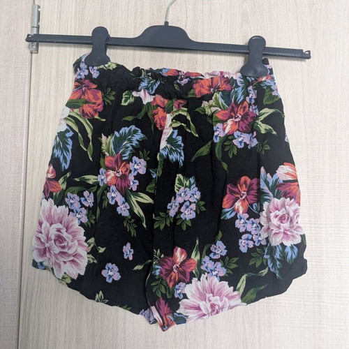 Stradivarius fabric shorts like new, black with multicolor