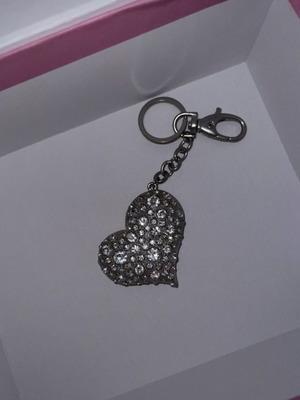 Heart-shaped keychain new, silver with rhinestones