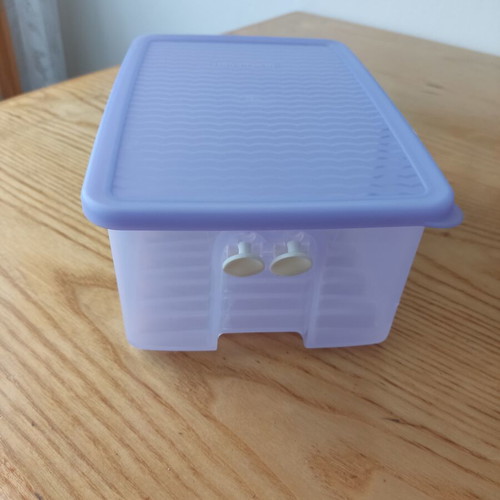 Tupperware container 1.6L with adjustable ventilation system, like new