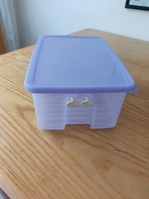 Tupperware container 1.6L with adjustable ventilation system, like new