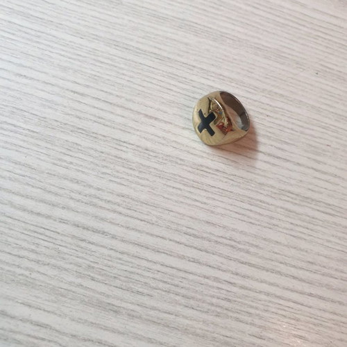 Cavalier ring with black cross in gold tone for pinky finger