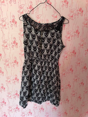 Sleeveless dress used with zipper at neckline, black and white