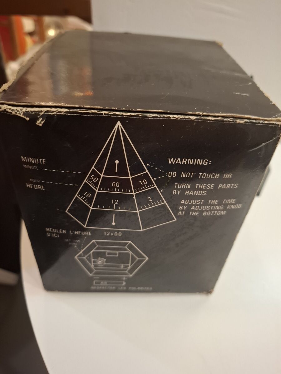 1988 Time Pyramid 4-D Design Desk Clock… - € 50,00 - Vendora.cy