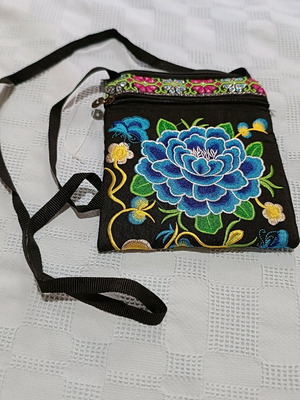 Small shoulder bag 17x19 with zipper, like new