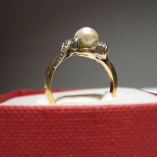 Vintage 18k gold ring with a genuine pearl and 8 diamonds.