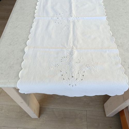 Embroidered white table runner used, 100×43 cm, elegant embossed design