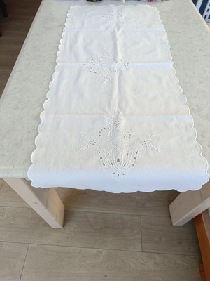 Embroidered white table runner used, 100×43 cm, elegant embossed design