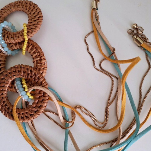 Women's necklace with elastic bracelet like new, beige and turquoise