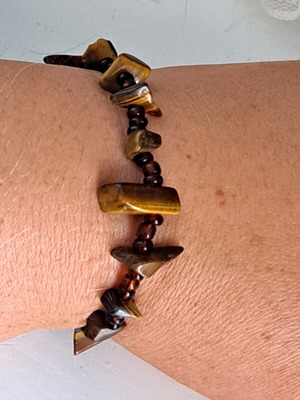Bracelet with brown glass beads and tiger's eye