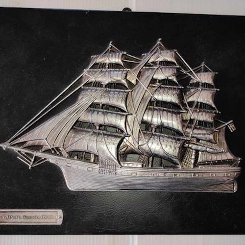 Metal ship Cliper Suecia 1860 on leather plaque like new