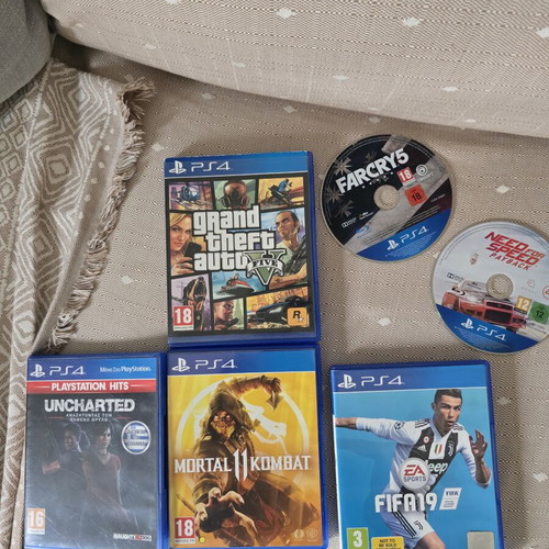 Sony PlayStation 4 Slim 500GB σαν καινούργιο με 2 χειριστήρια και 6 παιχνίδια