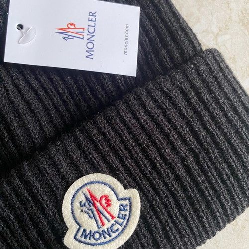 Moncler hat like new, black
