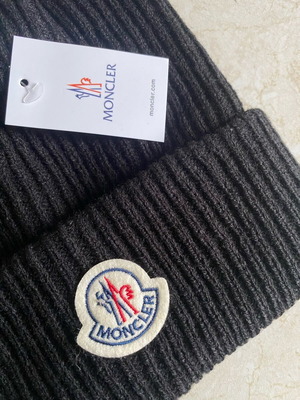 Moncler hat like new, black