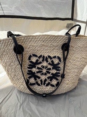 Loewe τσάντα ώμου από raffia σαν καινούργιο, μπεζ