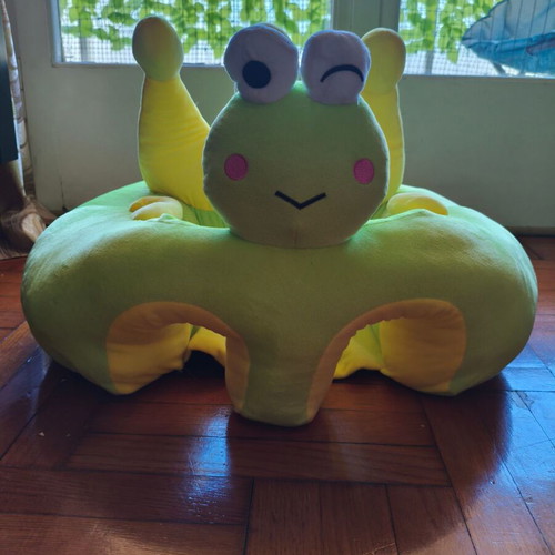 Baby plush support armchair frog design like new