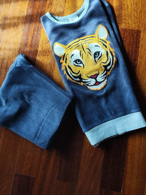 Σετ βελούδινη πιτζάμα H&M σαν καινούργιο με κέντημα για 6-8 ετών