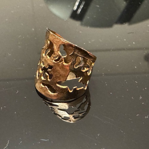 Ring in copper color with adjustable size and unique design