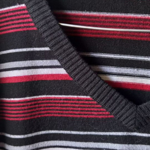Men's knitted V-neck sweater used, size L, black and red