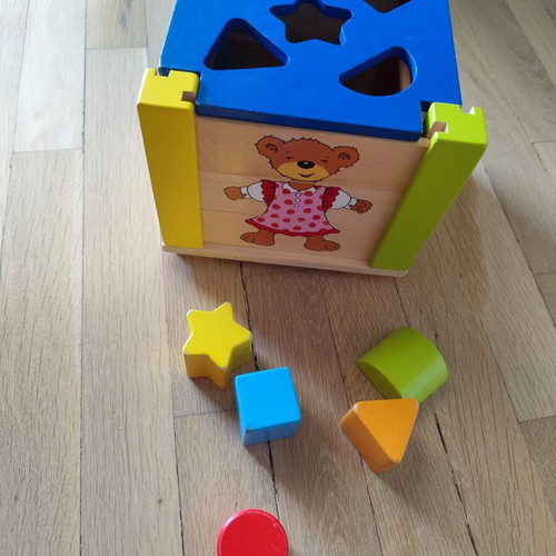 Goki Wooden Shape Sorting Cube like new, 19 pieces