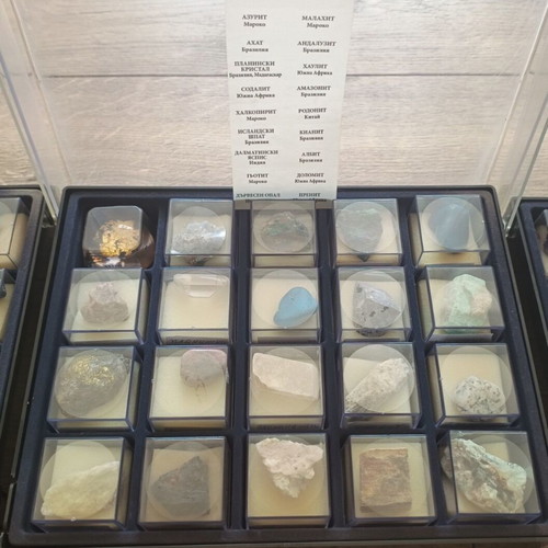 Mineral collection like new, 65 pieces