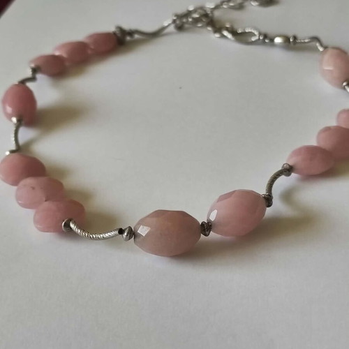 Necklace with pink quartz stones and silver elements